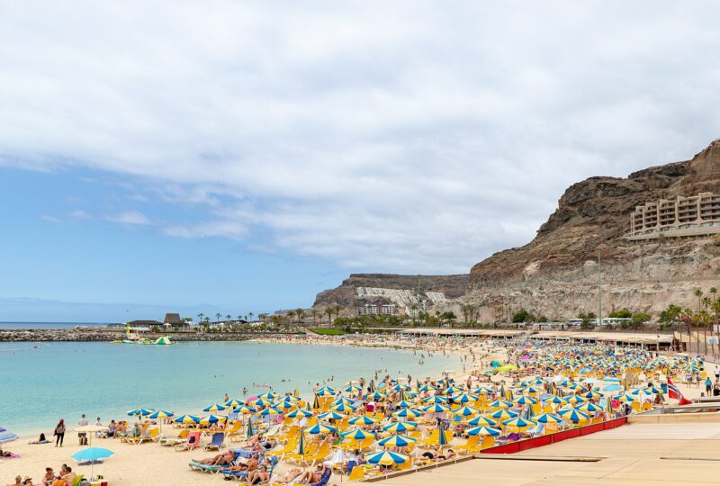 Uitzicht over het strand en de baai van Playa de Amadores op Gran Canaria.