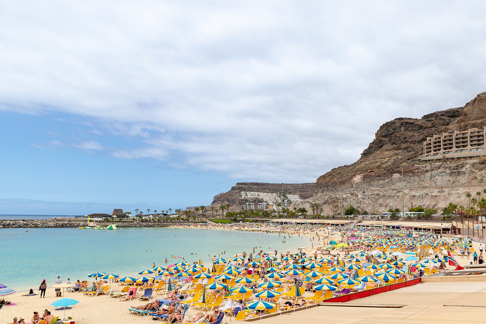 Uitzicht over het strand en de baai van Playa de Amadores op Gran Canaria.