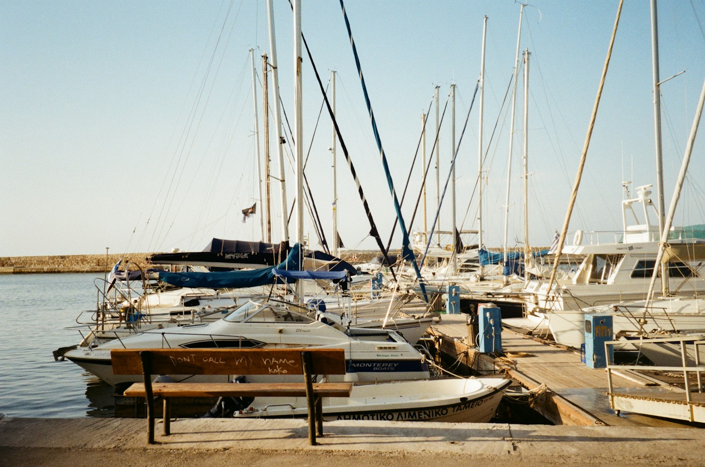 Bootjes aan de kade van een haven in Chania op Kreta.