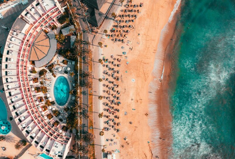 Het strand en de bebouwing van Los Cristianos op Tenerife, gezien van boven.