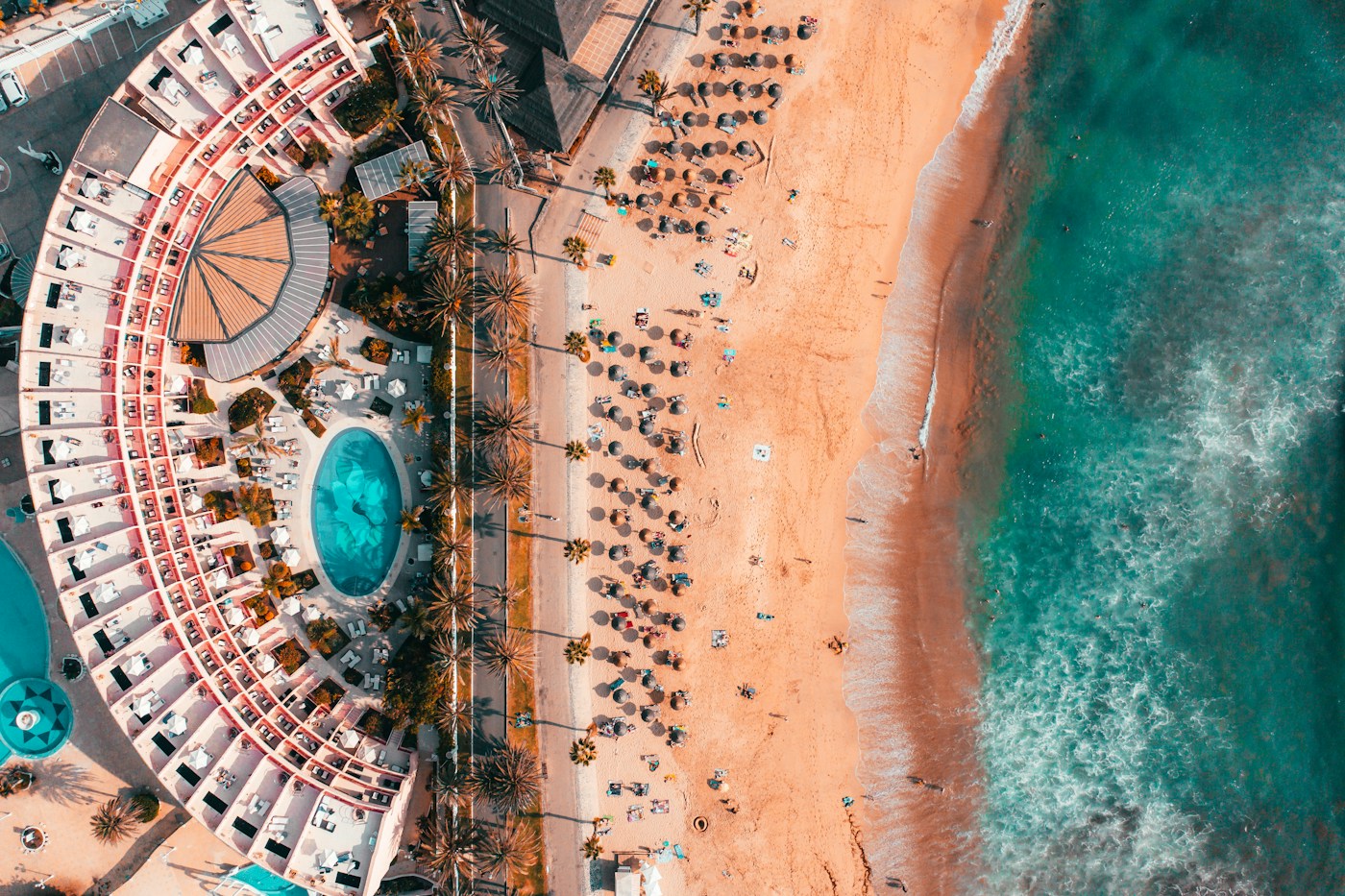 Het strand en de bebouwing van Los Cristianos op Tenerife, gezien van boven.