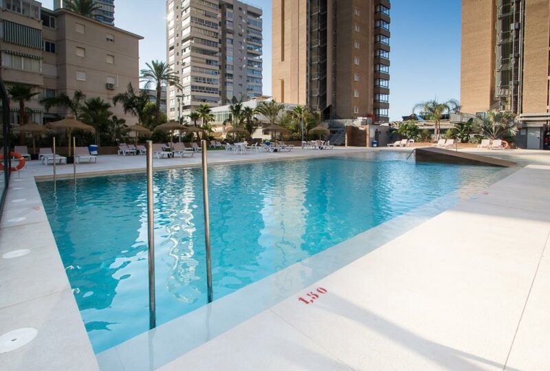 Buitenruimte met zwembad bij Les Dunes Comodoro in Benidorm.