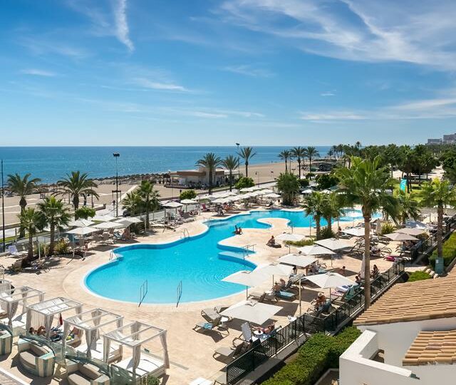 Buitenruimte met zwembad bij Hotel Occidental Torremolinos Playa in Torremolinos.