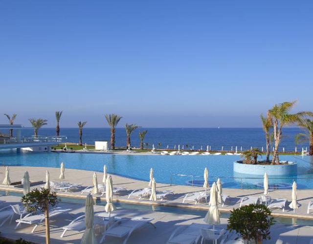 Buitenruimte met zwembad bij Tsokkos King Evelthon Beach Hotel & Resort in Paphos.