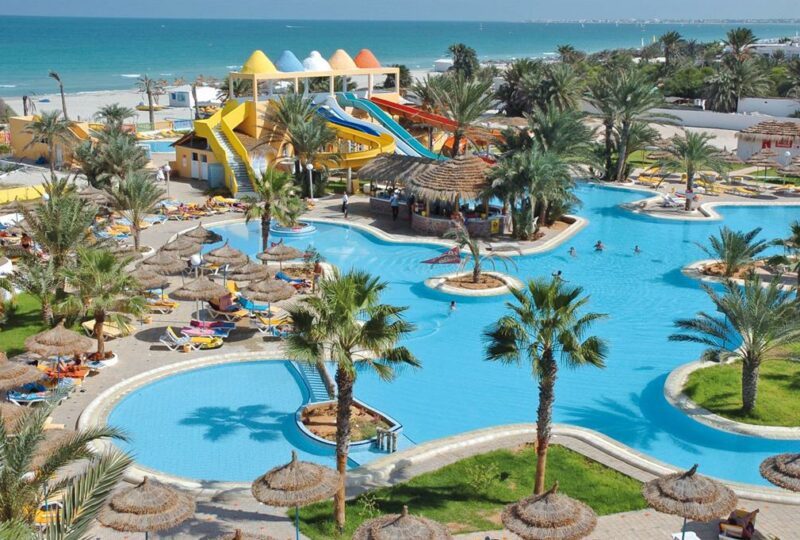 Buitenruimte met zwembad bij Caribbean World Djerba Thalasso in Midoun.