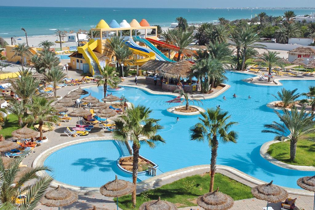 Buitenruimte met zwembad bij Caribbean World Djerba Thalasso in Midoun.