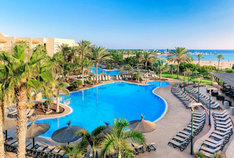 Buitenruimte met zwembad bij Barceló Fuerteventura Mar in Caleta de Fuste.