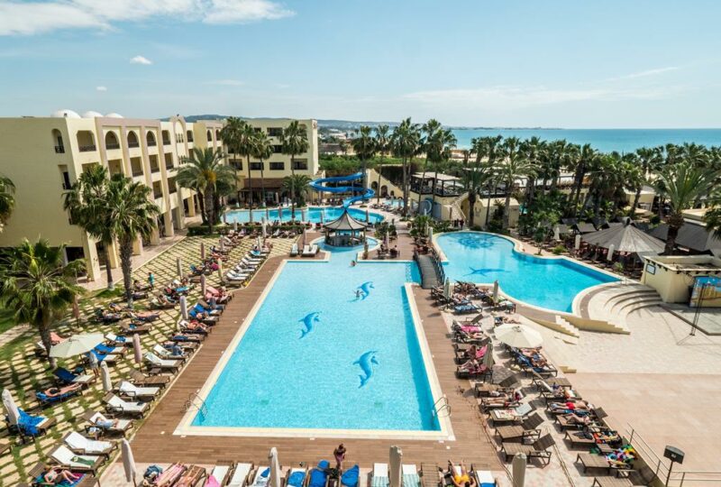 Buitenruimte met zwembad bij Le Paradis Palace in Hammamet.