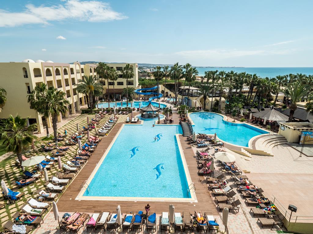 Buitenruimte met zwembad bij Le Paradis Palace in Hammamet.