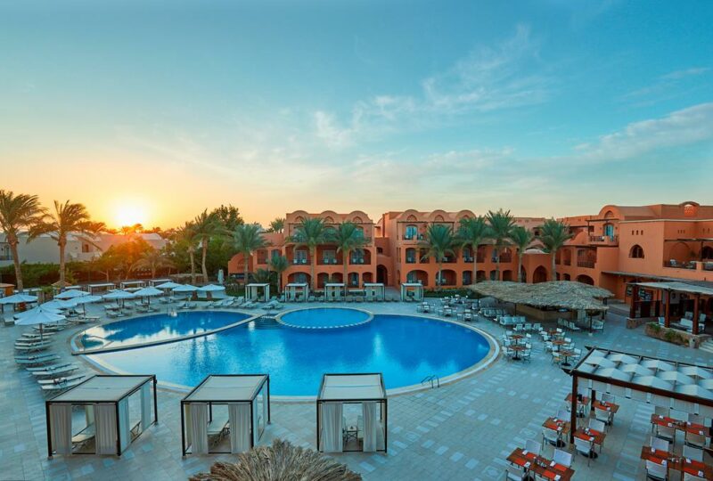 Hotel en buitenbad bij TUI BLUE Makadi in Makadi Bay in avondlicht.