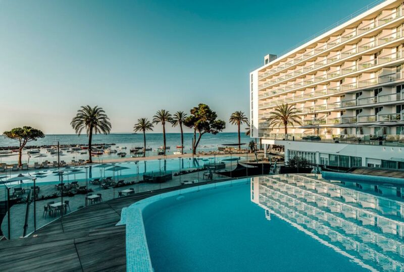 Buitenruimte met zwembad bij The Ibiza TwIIns in Playa d'en Bossa.