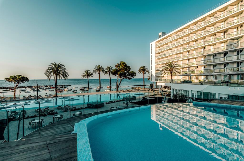 Buitenruimte met zwembad bij The Ibiza TwIIns in Playa d'en Bossa.