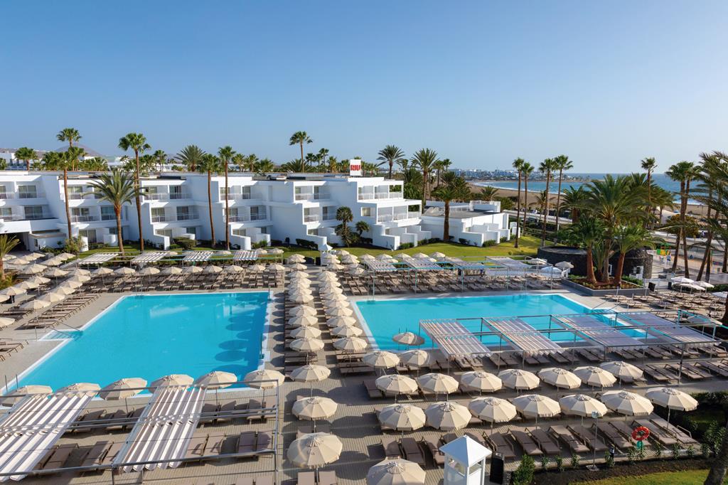 Buitenruimte met zwembad bij Riu Paraiso Lanzarote in Puerto del Carmen.