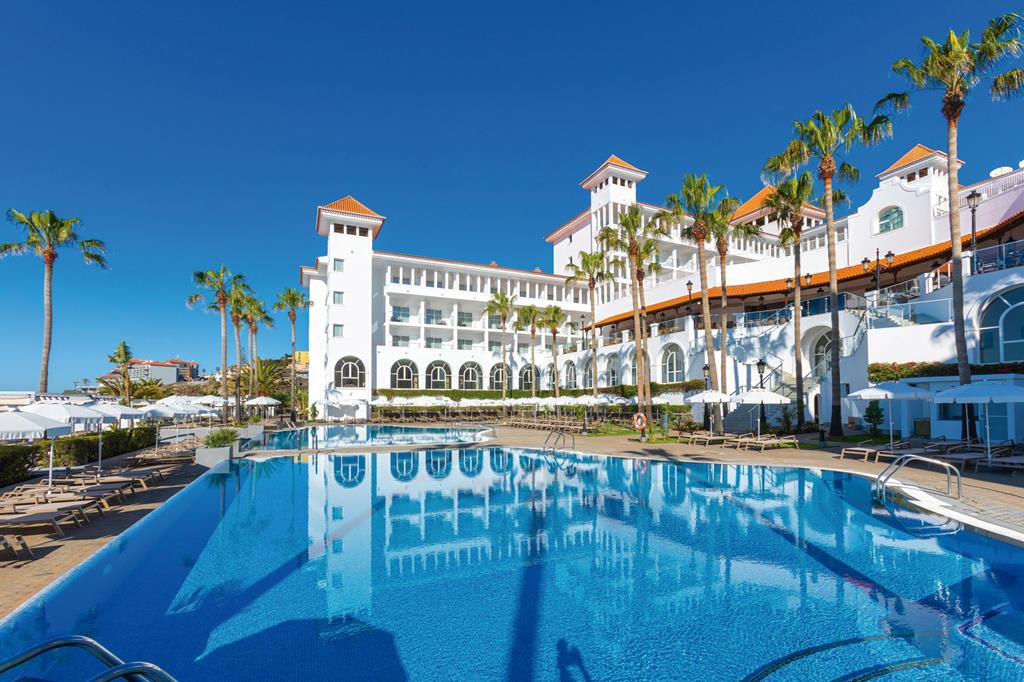 Buitenruimte met zwembad bij Riu Madeira in Canico de Baixo.