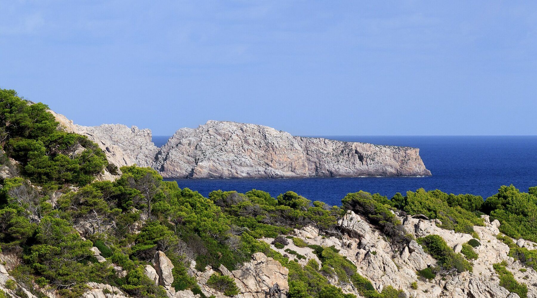 Kust ten noorden van Punta de Capdepera op Mallorca.