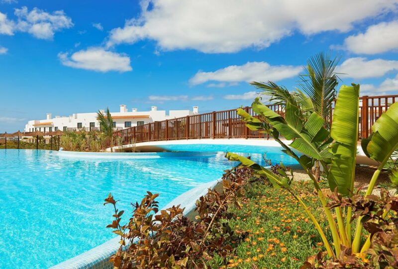 Buitenruimte met zwembad bij Melia Dunas Beach Resort & Spa in Santa Maria.