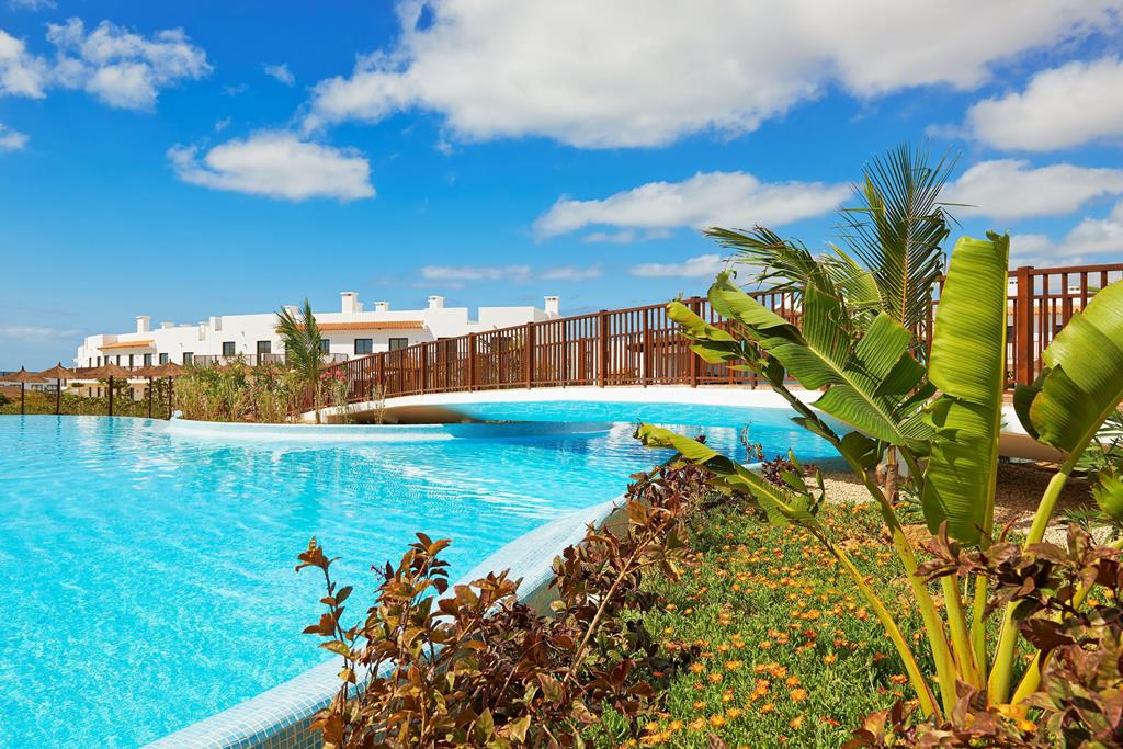Buitenruimte met zwembad bij Melia Dunas Beach Resort & Spa in Santa Maria.
