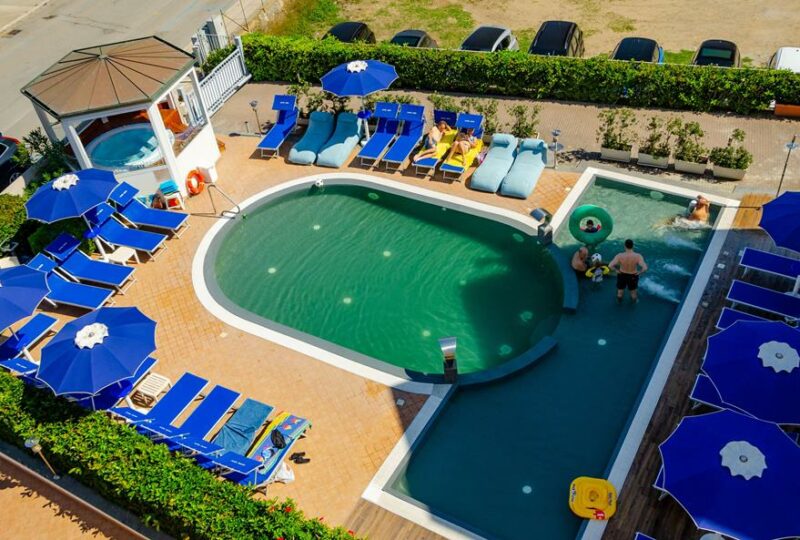 Buitenruimte met zwembad bij Astro Suite in Cefalù.