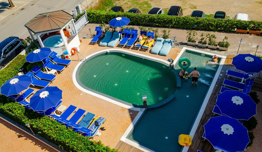 Buitenruimte met zwembad bij Astro Suite in Cefalù.